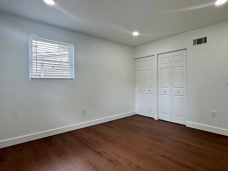 16 Ventura Blvd — Photo 21