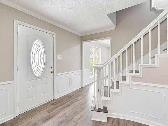 4th image of 1502 Village Green Ct