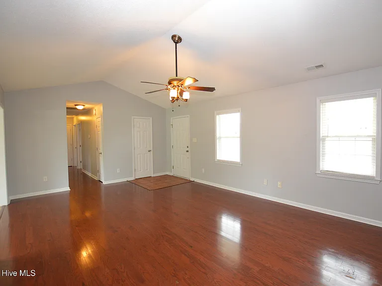 107 Esquire Dr — Photo 3