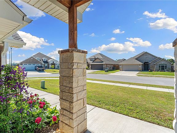 5th image of 901 Redfree Dr