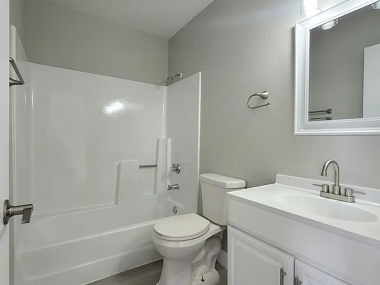 Cora Apartments — Photo 6