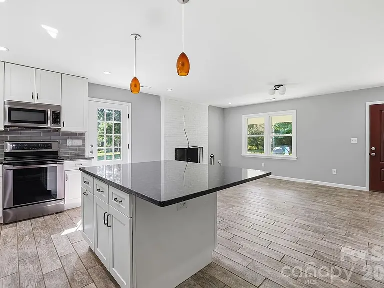 1108 Willoughby Rd — Photo 7