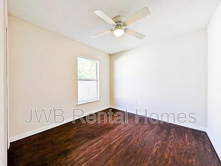 8227 Oak Crossing Dr W — Photo 13