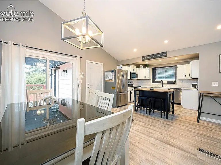 975 Tari Dr — Photo 5