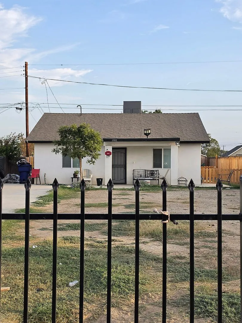 Check out this Affordable 3 BD 1 BA Home in Bakersfield — Photo 3