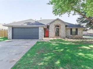 10001 Hollyhead Way, Yukon, OK 73099