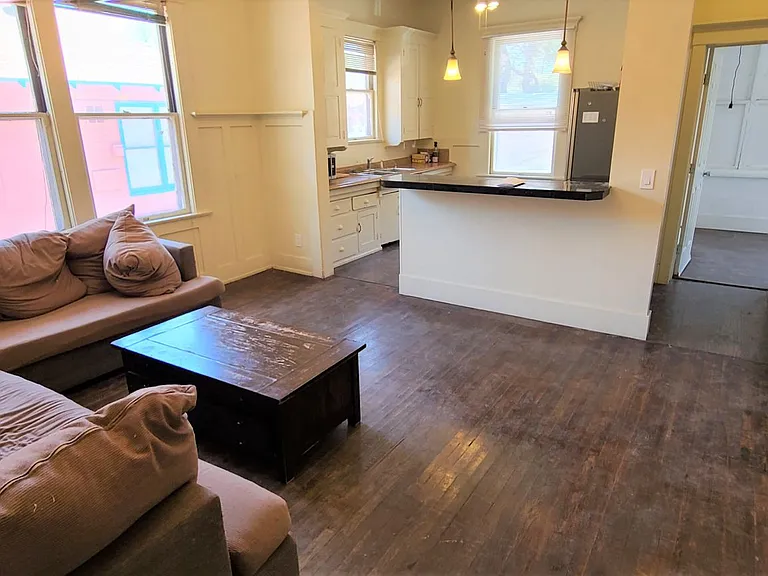 Euclid Ave - A 4 bedroom 2 bathroom Historic house with AC — Photo 8