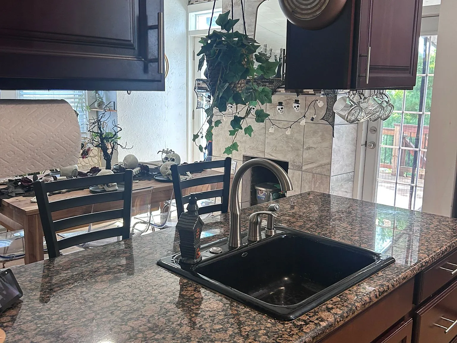 3 bed, $1,800 — Photo 2