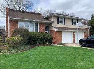18 Holiday Ct, Valley Stream, NY 11581