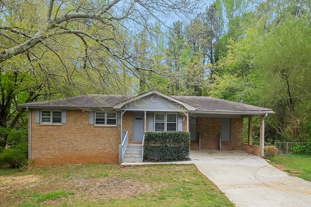 3 bed, 1.5 bath, 1220 sqft, $1,615 — Photo 1