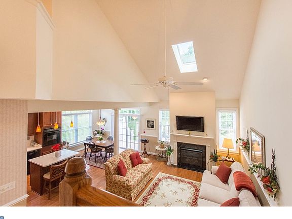 5th image of 371 Regis Falls Ave