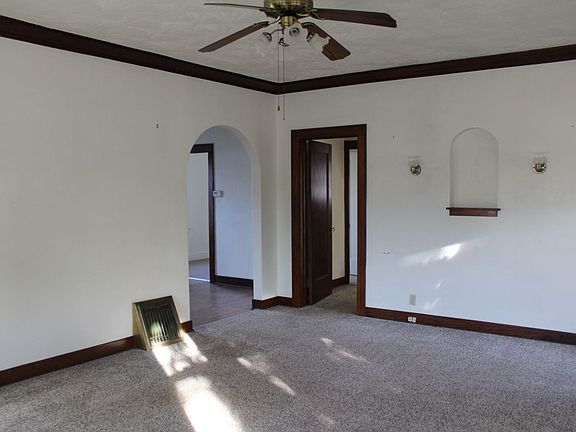 4th image of 325 N Walnut St