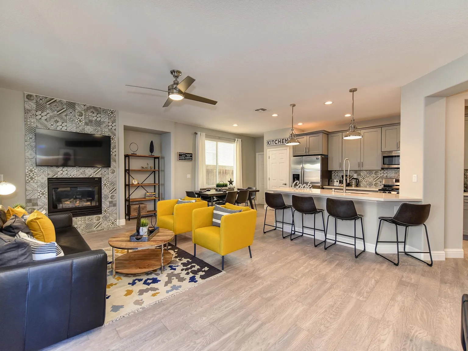 3 bed, 2300 sqft, $6,375 — Photo 3