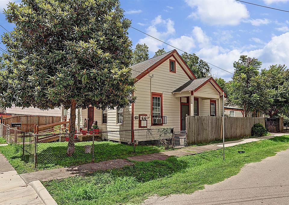 CORNER PROPERTY WITH ENDLESS POSSIBILITIES FOR A BUYER! BOTH TENANTS HAVE BEEN LONG TERM TENANTS AND CURRENTLY ON A MONTH TO MONTH BASIS. BOTH ARE WILLING TO STAY IF BUYER IS AN INVESTOR.