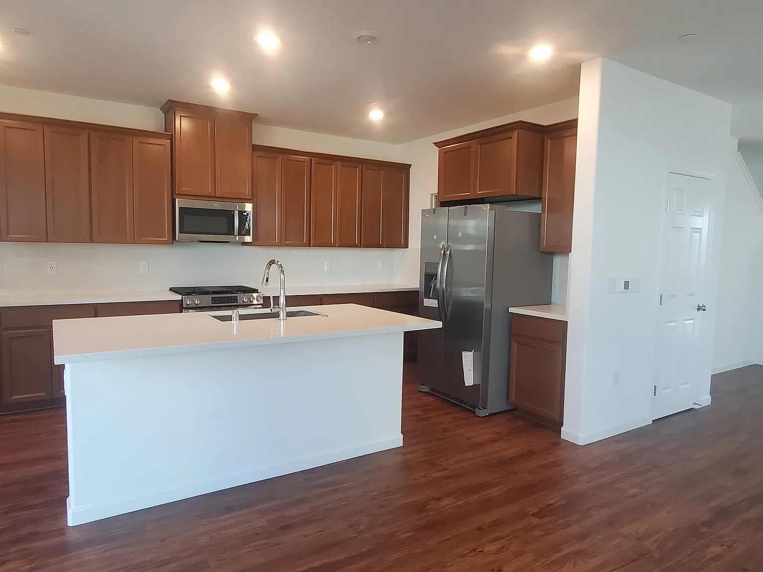 4 bed, 3.5 bath, 2586 sqft, $3,500 — Photo 3