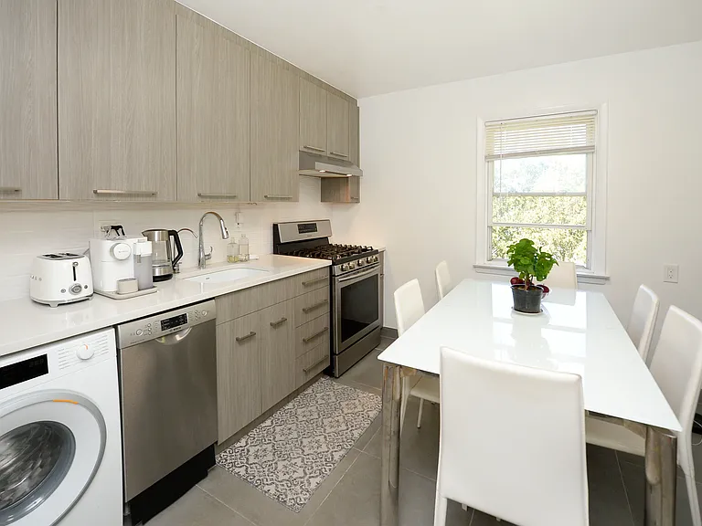 16 Plaza Rd #B — Photo 4
