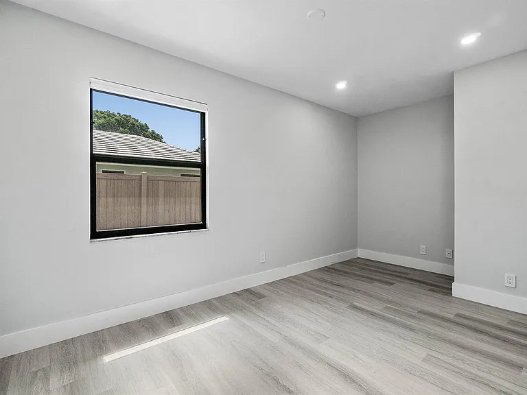 820 SW 16th St — Photo 32