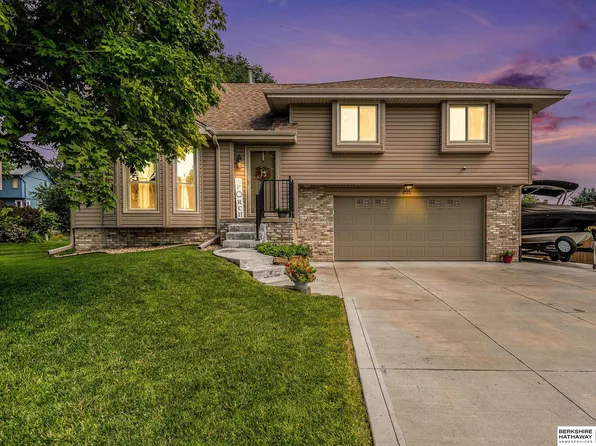 205 Oakwood Dr, Papillion, NE 68133