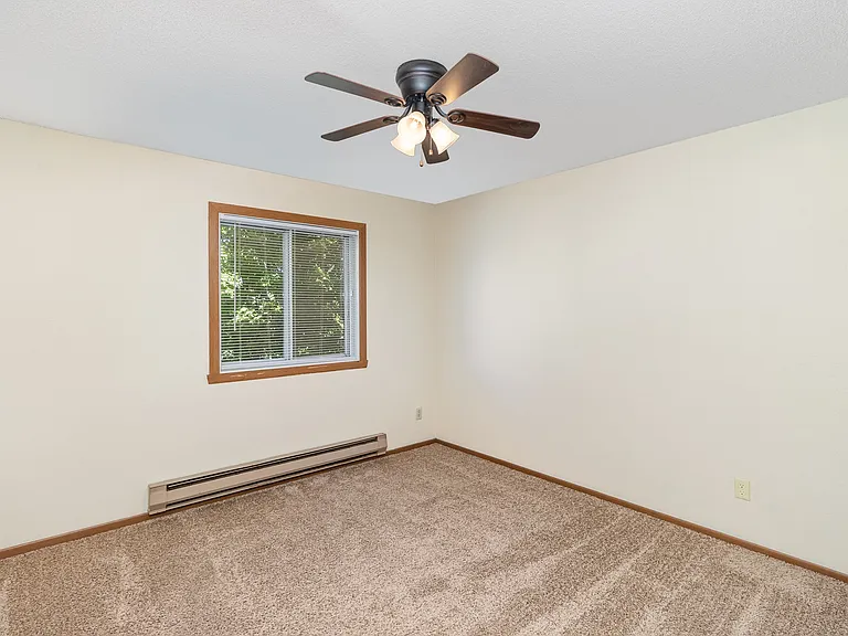 Hutchinson, MN Twin Oaks | 21A| Bedroom