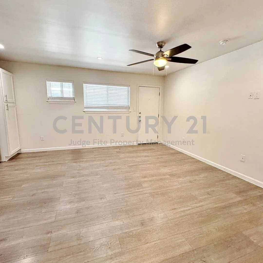 1/1 Apartment in Prime Dallas Location Ready for Move-In! — Photo 3