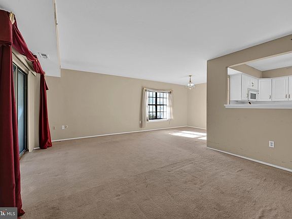 3rd image of 80 Valleybrook Dr