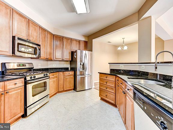 4th image of 801 S Greenbrier St APT 111