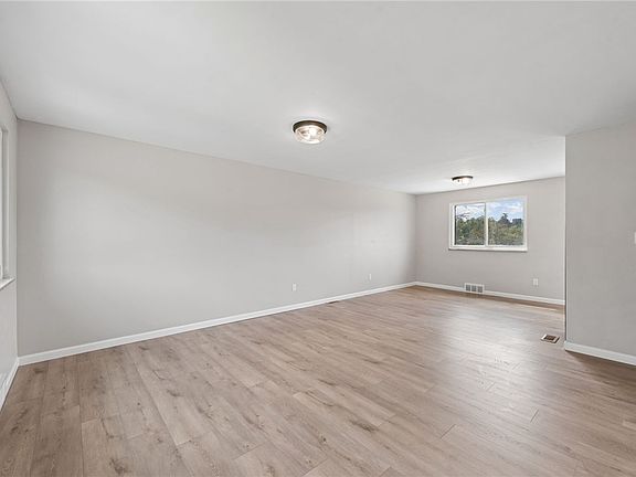 3rd image of 755 Cottonwood Dr