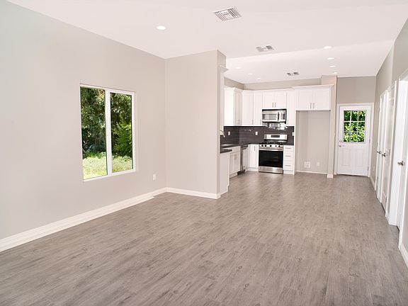 5th image of 7918 Amestoy Ave