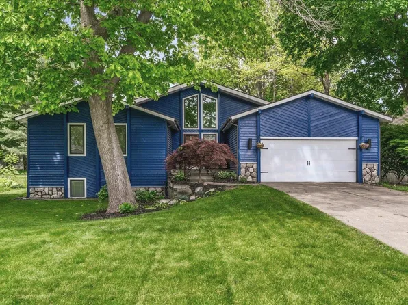 6767 Knollview Dr, Hudsonville, MI 49426