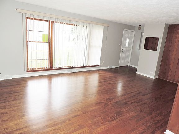 3rd image of 10123 Dickens Ave