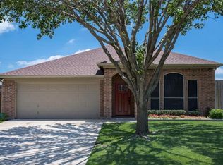2761 Oak Hollow Dr, Grand Prairie, TX 75052
