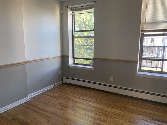 5th image of 557 Bramhall Ave #2