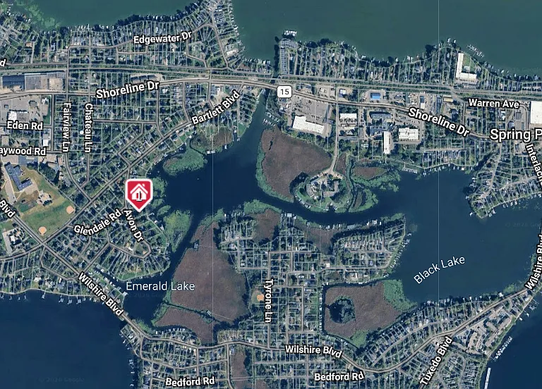 Central lake location with easy lake access to Lower lake and all the bays.
