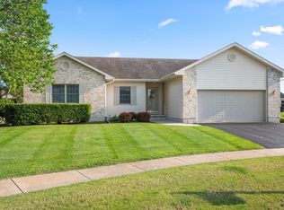 168 Abbey Ln, Sycamore, IL 60178