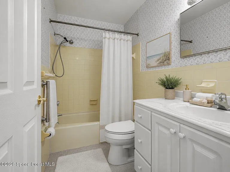 302 Emerald Pl E — Photo 18