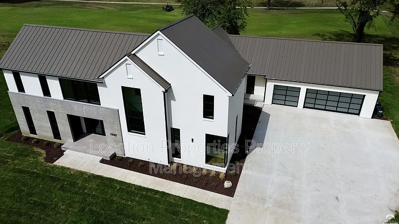 4 bed, 4.0 bath, 4334 sqft, $11,000 — Photo 3