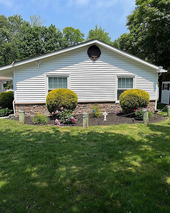 2nd image of 1072 Acorn Dr