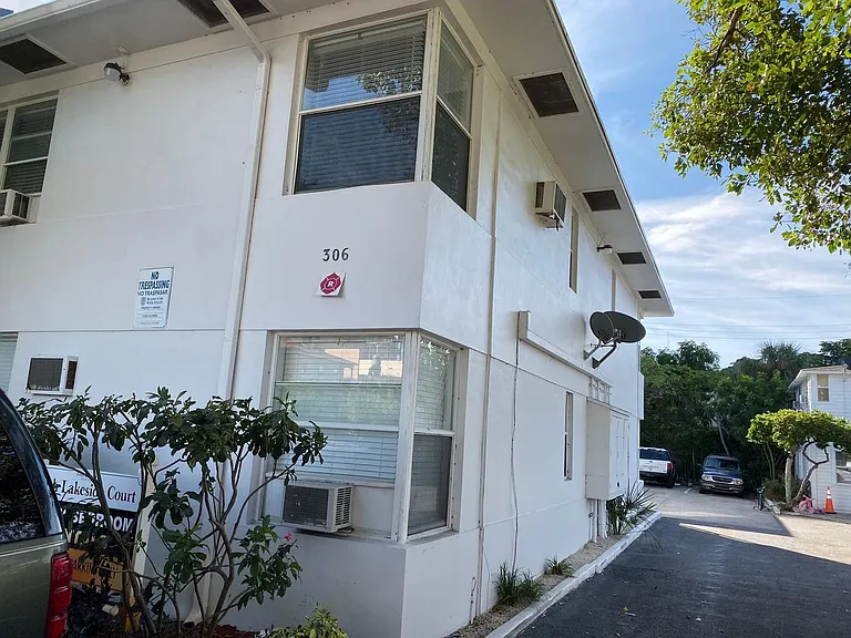 306-314 N Lakeside Ct — Photo 15