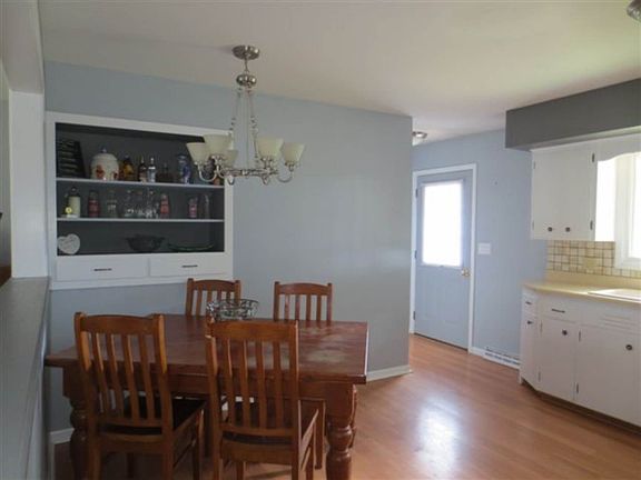 4th image of 915 Baxter St