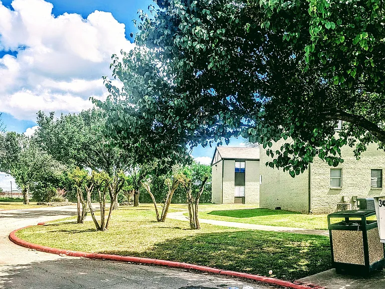 Modern Waco Living Zero Deposit Apartments Near Baylor, 1800 Waco — Photo 59