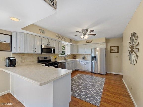 3rd image of 60 Niles Dr