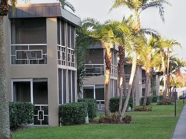 Imperial Palms Apartments — Photo 12