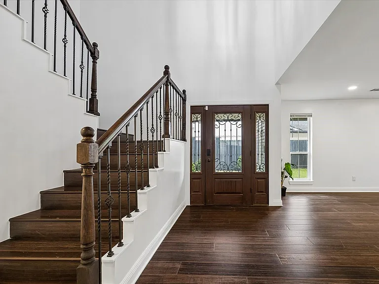 10602 Riverview Dr — Photo 2
