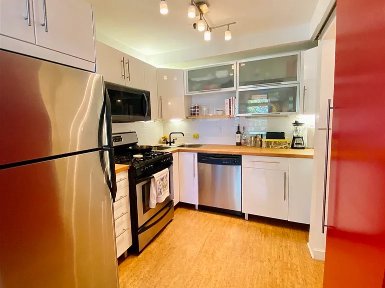 222 Bloomfield St #6R — Photo 5