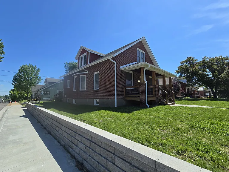 715 W 2nd St — Photo 5