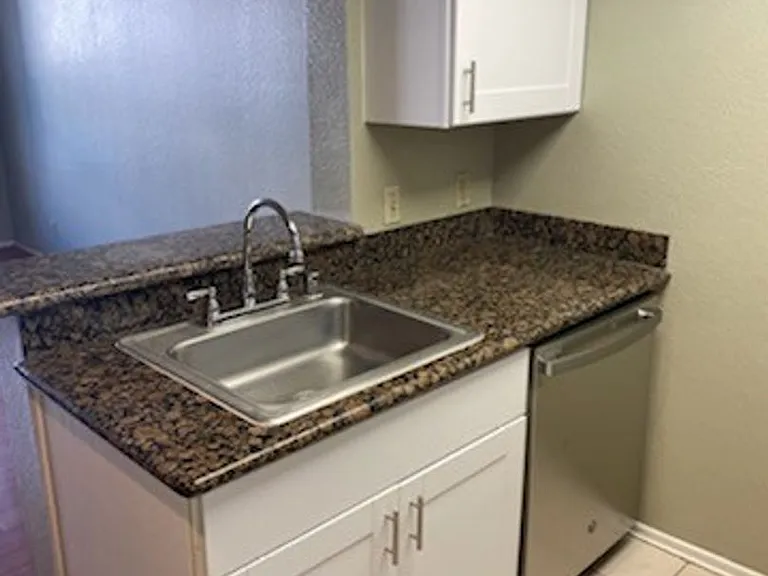 Russell Court Apartments — Photo 4