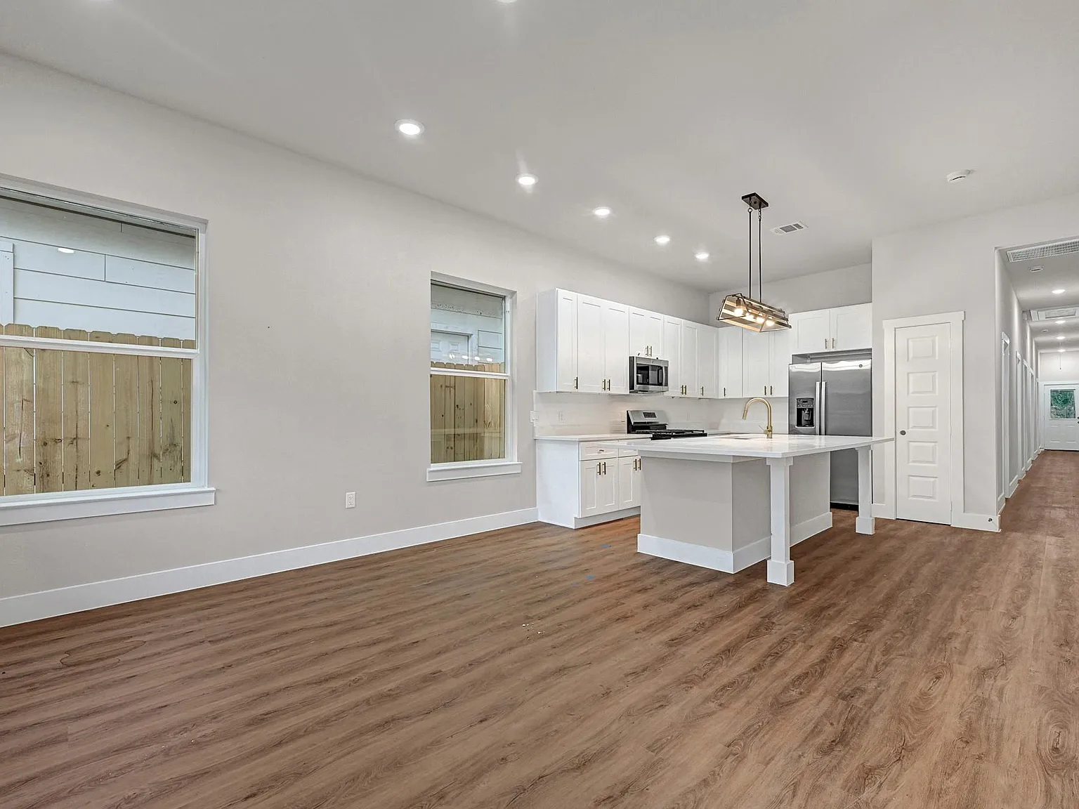 3 bed, 2.0 bath, 1200 sqft, $1,589 — Photo 3