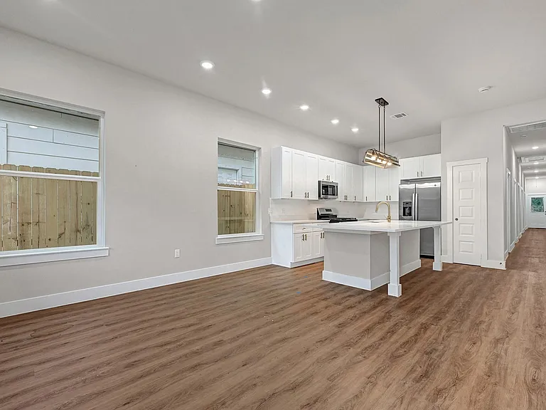 112 S San Jacinto St — Photo 3