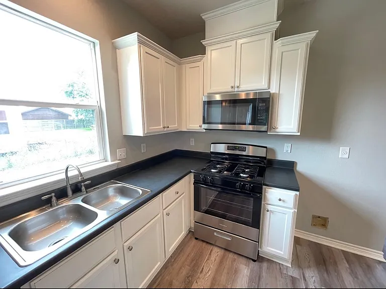 1426 Johnson Ave — Photo 4