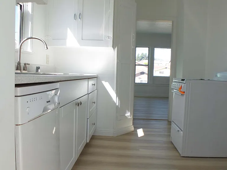 224 S Grand Ave — Photo 3